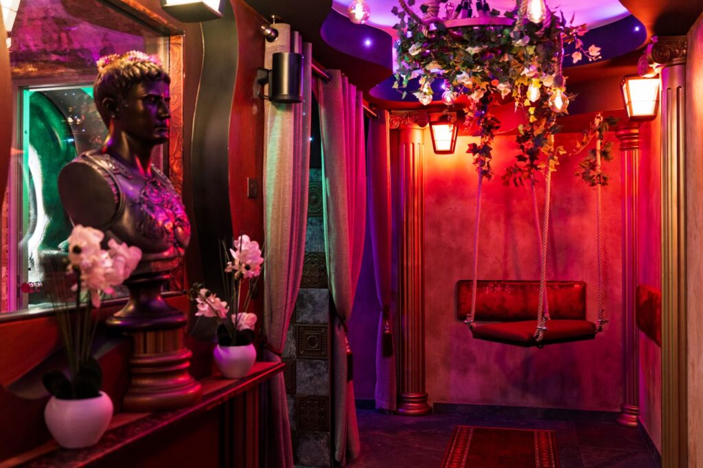 balançoire de la love room nimes la romaine