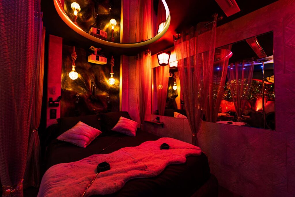 chambre de la love room nimes la romaine