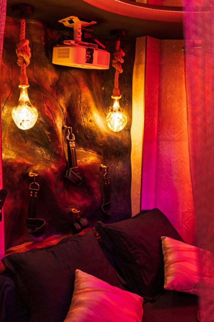 mur des plaisirs de la love room nimes la romaine