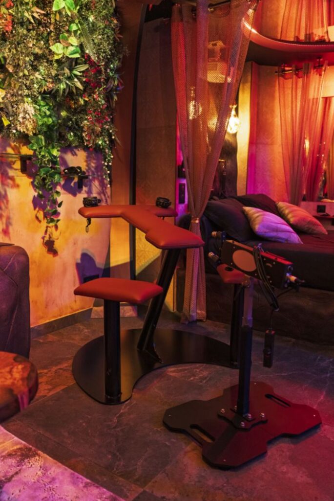 fuck machine et pilori de la love room nimes la romaine