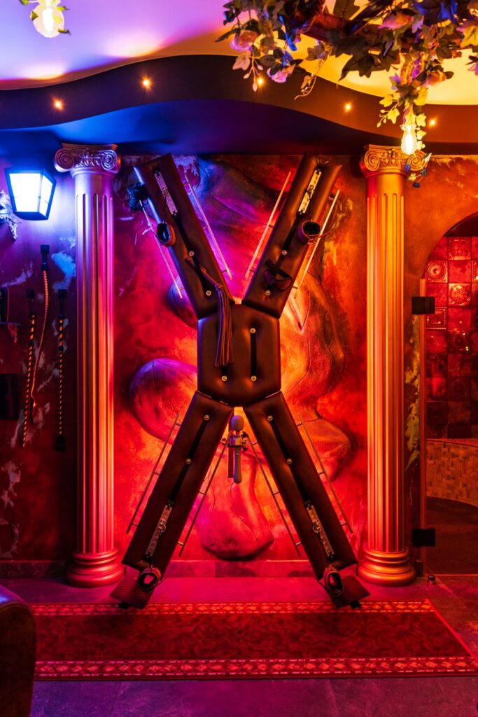 croix de saint andré de la love room nimes la romaine