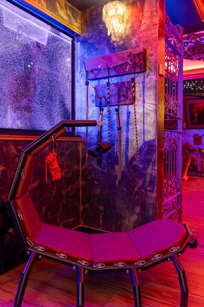 Chaise scorpion de la love room nimes la marquise près de Montpellier