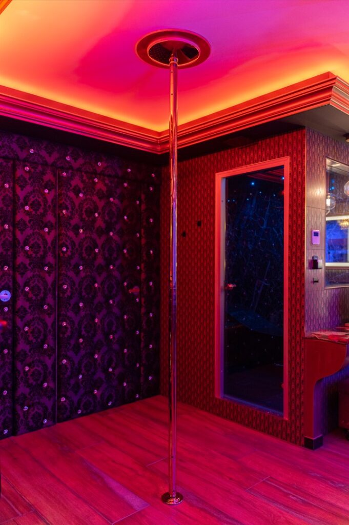 Barre de pôle dance de la love room nimes la marquise