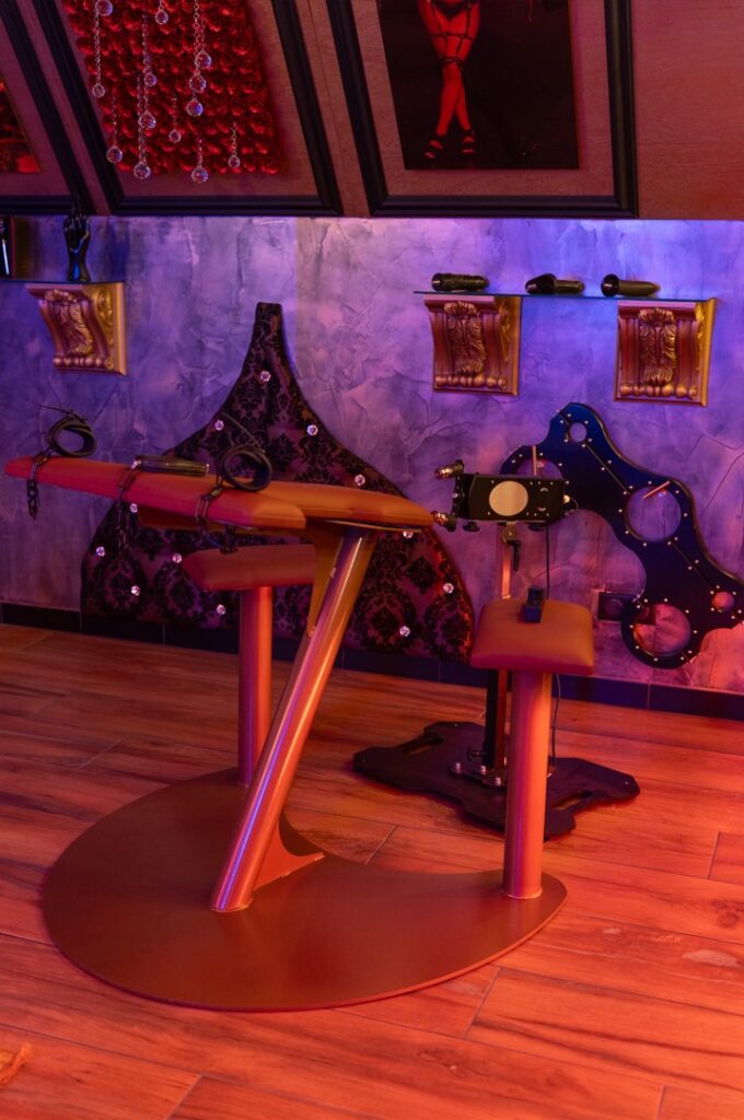 pilori et fuck machine de la love room nimes la marquise