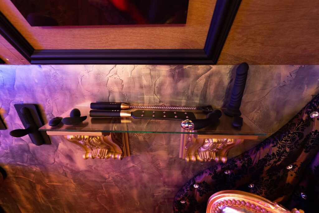 Electro-stimulation de la love room nimes la marquise avec sextoys