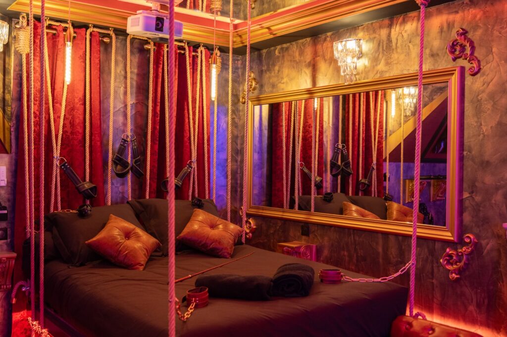 détail de la chambre avec miroir des fantasmes de la love room nimes la marquise