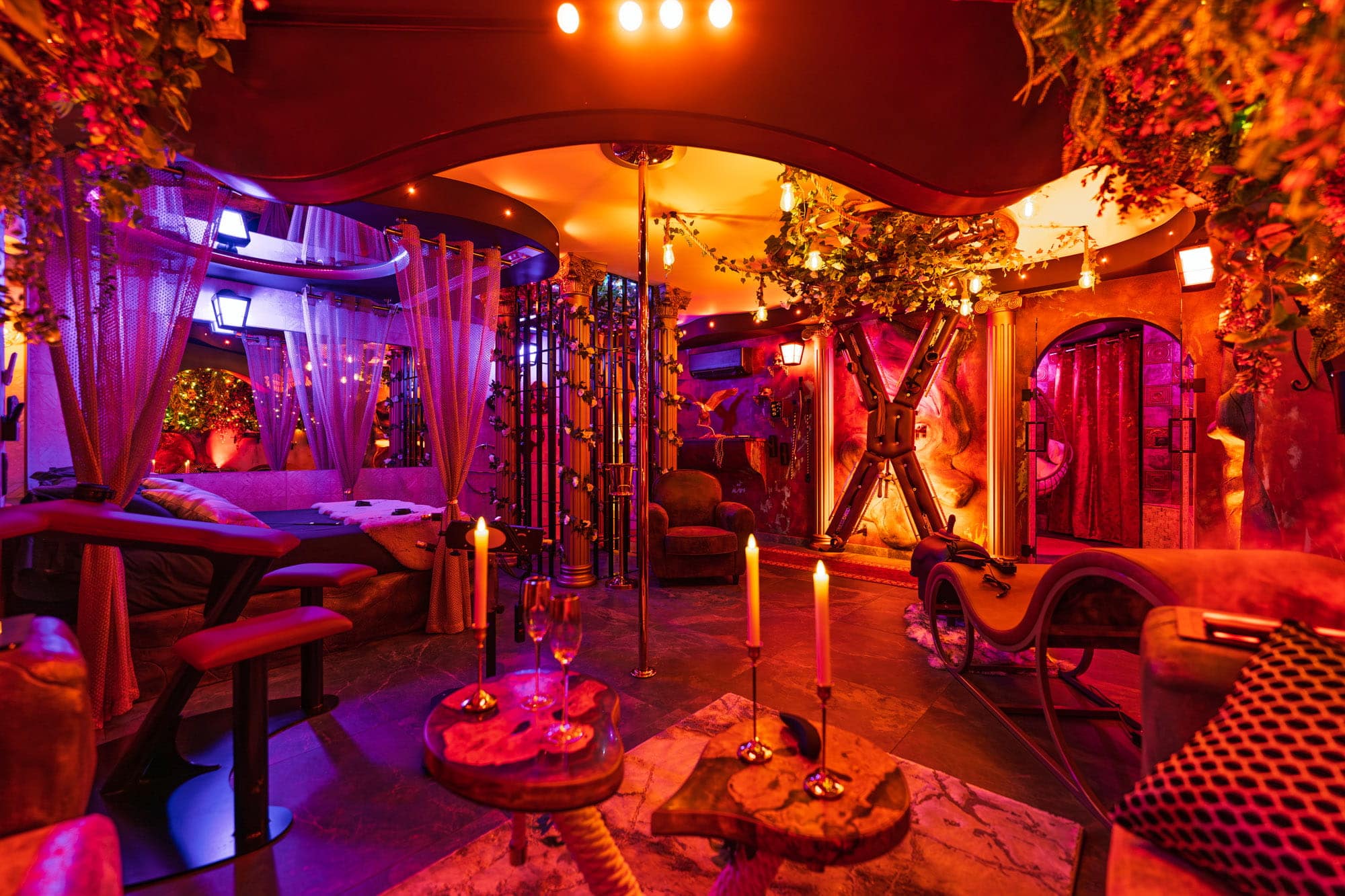 Salon de la love room la romaine à Nîmes avec fauteuil tantra pilori et croix de saint andré