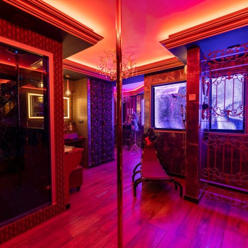 détails de la love room nimes la marquise pour une évasion en amoureux