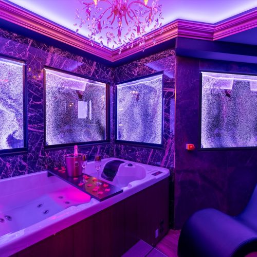 salle de bain romantique de la love room nimes la marquise avec murs de bulle et fauteuil tantra