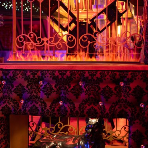 Cheminée de la love room nimes la marquise avec décoration et éclairage sur mesure