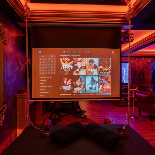 retroprojecteur de la love room nimes la marquise