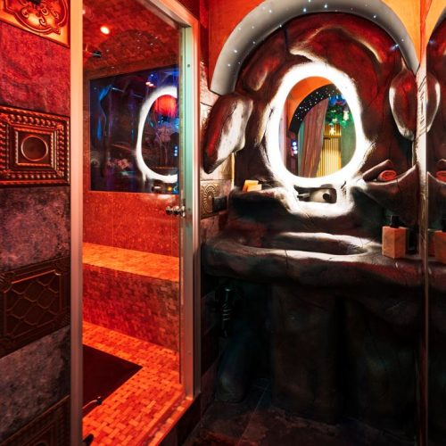 salle de bain de la love room nimes la romaine