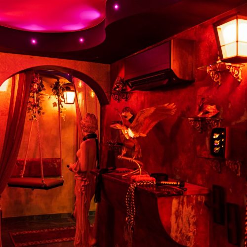 détails de la love room nimes la romaine avec balançoire