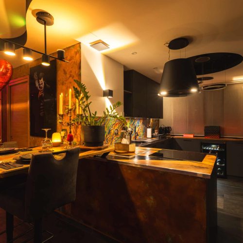 Cuisine entièrement équipée de la love room La Boudoir à Ferney-Voltaire dans l'Ain pour un séjour romantique proche de Genève.
