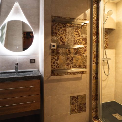 Douche à l'italienne et espace bien-être de la love room La Boudoir à Ferney-Voltaire proche de Genève.