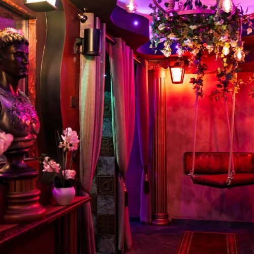 balançoire de la love room à nimes la romaine avec détails de la décoration