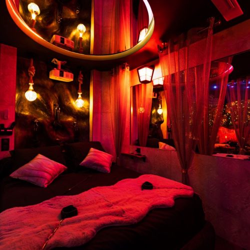 chambre de la love room nimes la romaine avec miroir au plafond