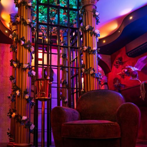 cage de la love room nimes la romaine avec seau à champagne et fauteuil club