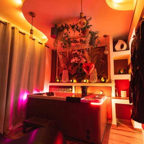 Jacuzzi privatif de la love room La Boudoir à Ferney-Voltaire proche d'Annecy pour un séjour romantique et détente en couple.